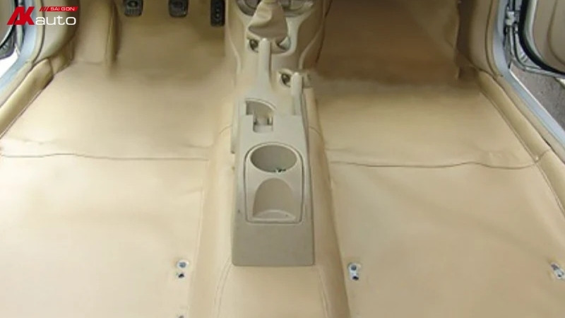 Sàn simili màu kem giúp khoang nội thất sáng đẹp và tinh tế hơn