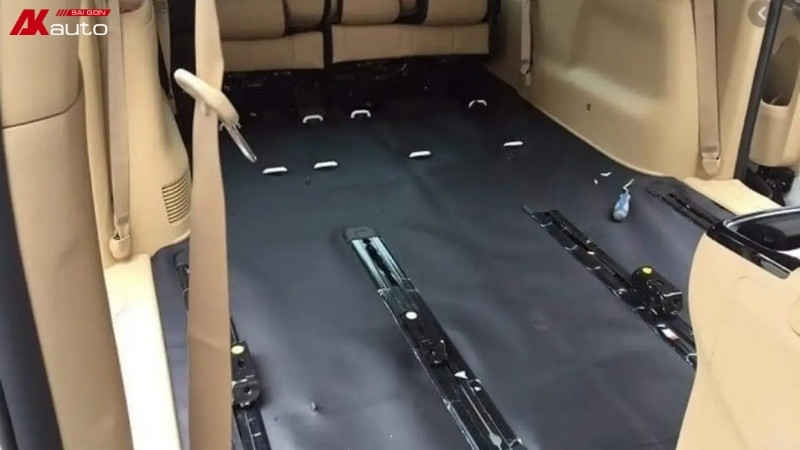 Sàn silimi được AKauto bọc cho toàn bộ sàn xe, tăng tính thẩm mỹ và giúp khoang nội thất sạch sẽ hơn