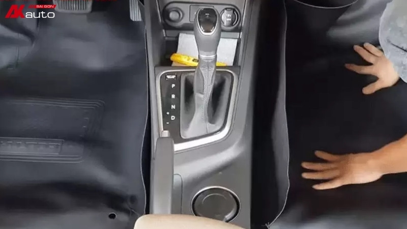 AKauto thi công bọc sàn simili chuẩn chỉnh cho ô tô