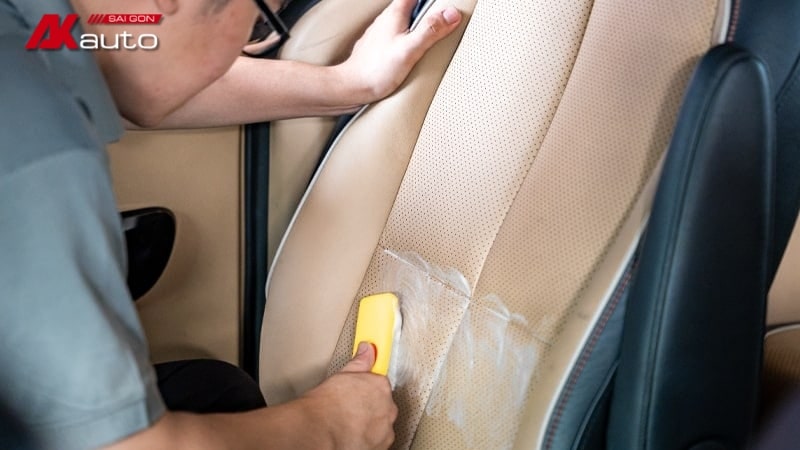 Vệ sinh ghế da ô tô định kỳ