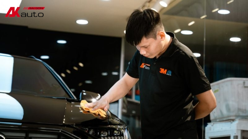 Quy trình dán phim 3M CR60 được thực hiện với đội ngũ chuyên nghiệp