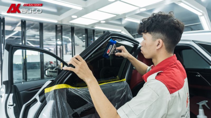 Dán phim cách nhiệt vừa chống nóng vừa bảo vệ da khi lái xe ô tô