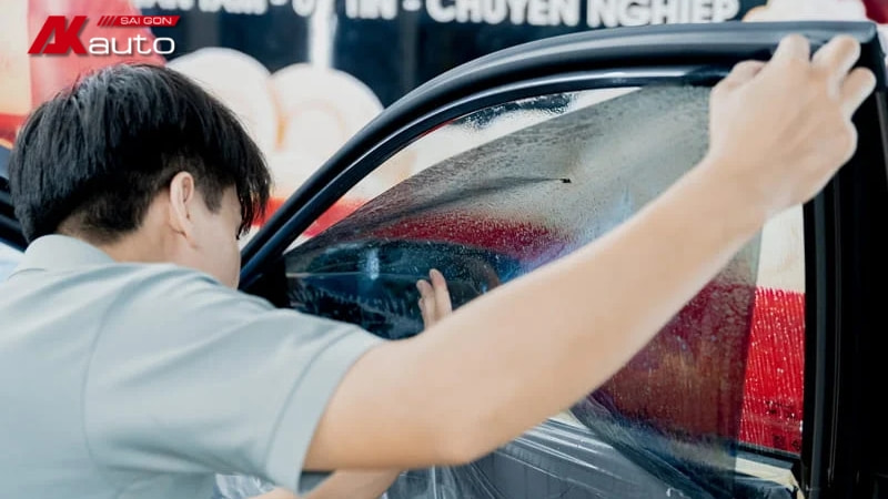 Dán phim cách nhiệt để ngăn cản tia UV gây hại cho nội thất