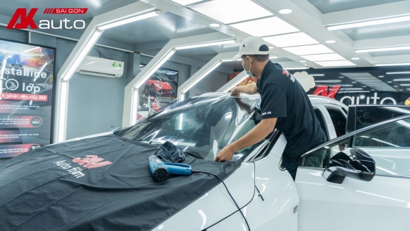 AKauto chuyên dán phim cách nhiệt ô tô chính hãng, uy tín