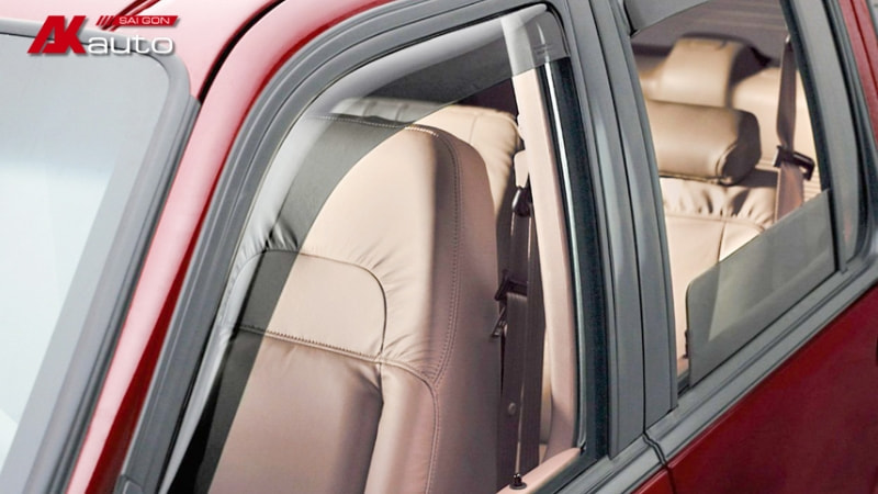 Mở cửa kính khi đỗ xe tránh làm khoang nội thất hầm bí