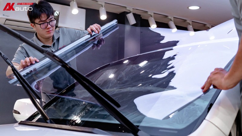 Dán phim cách nhiệt kính lái ô tô giúp giảm chói lóa, tăng an toàn khi lái xe