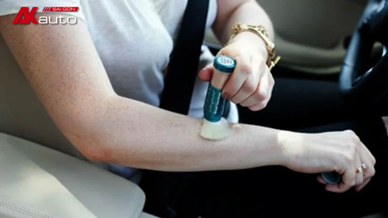 Bôi kem chống nắng để bảo vệ da tốt hơn khi lái xe