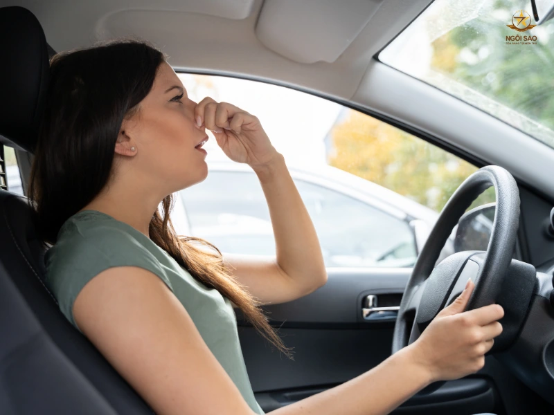 Phim cách nhiệt giả có mùi hắc khó chịu, ngồi lâu có thể bị say xe