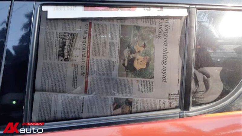 Dùng giấy báo để chống nóng ô tô