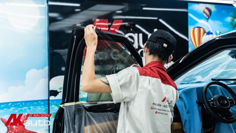 Kiểm tra và dán phim mới sau khi phim cũ bị phai màu