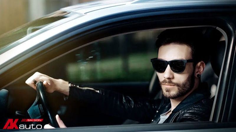 Đeo kính râm giảm chói ánh nắng khi lái xe hơi