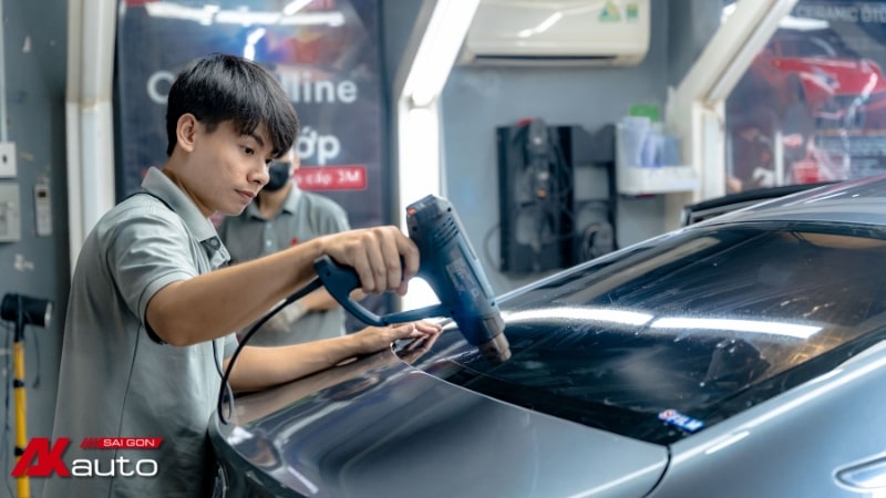 Máy sấy giúp tấm phim bám chặt hơn vào bề mặt kính