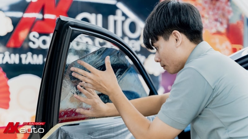Căn chỉnh và dán phim cách nhiệt