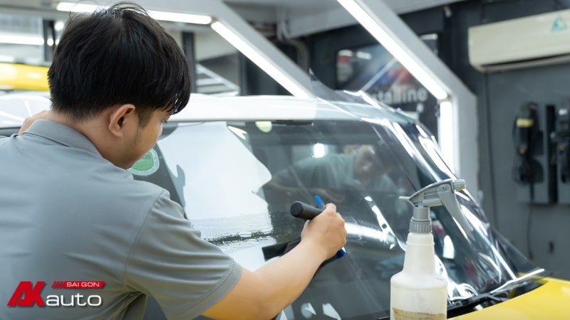 AKauto cung cấp dịch vụ dán phim cách nhiệt chuẩn kỹ thuật, chất lượng cao
