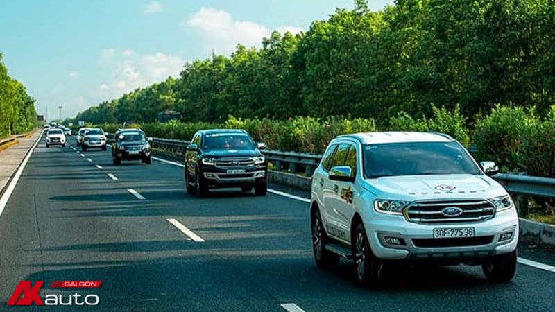 Giữ khoảng cách an toàn với các phương tiện khác khi di chuyển