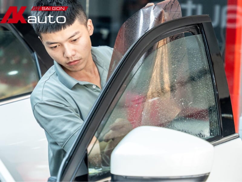 Nên thay phim cách nhiệt mới chính hãng để xử lý triệt để