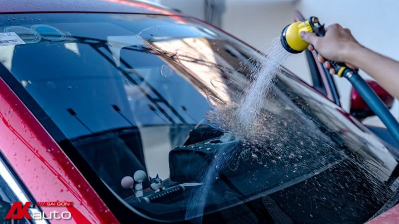 Vệ sinh kính lái thường xuyên để tăng tầm nhìn khi quan sát