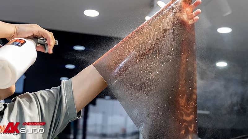 Số lượng xe hơi tại quận 2 khá lớn kéo theo nhu cầu dán phim cách nhiệt tại đây cũng tăng cao