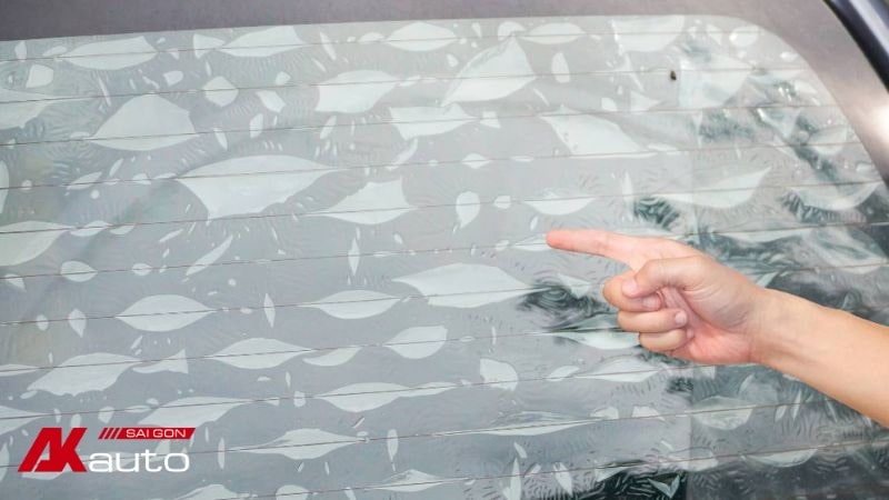 Ngoài phai màu, phim còn bị loang lỗ và bắt đầu bong tróc