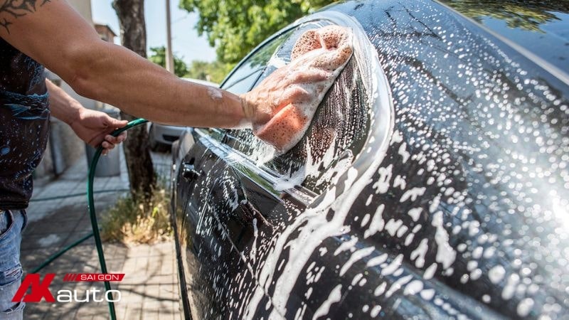 Vệ sinh không đúng cách có thể khiến phim nhanh phai màu