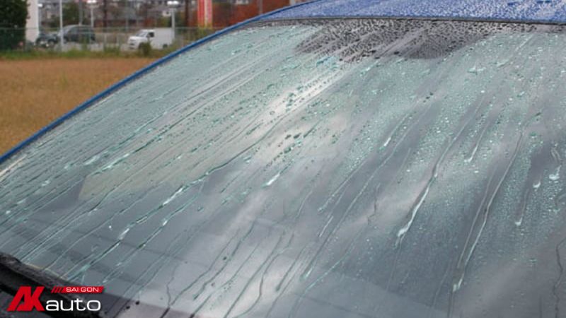 Phun nước lên kính xe để giảm nhiệt cho ô tô