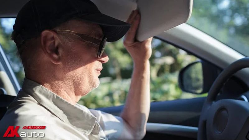 Dùng tấm chắn nắng có sẵn cũng có thể gây chắn tầm nhìn, cần cân nhắc