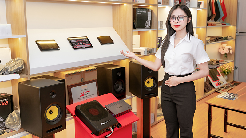 Showroom tiện nghi và đầy đủ các sản phẩm cho khách hàng tham khảo