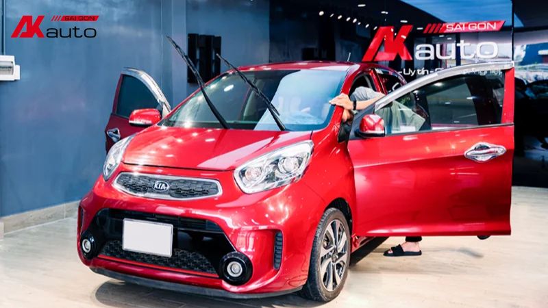 Việc lựa chọn dán phim 3M hay LLumar phụ thuộc vào nhu cầu và ngân sách của anh em chủ xe