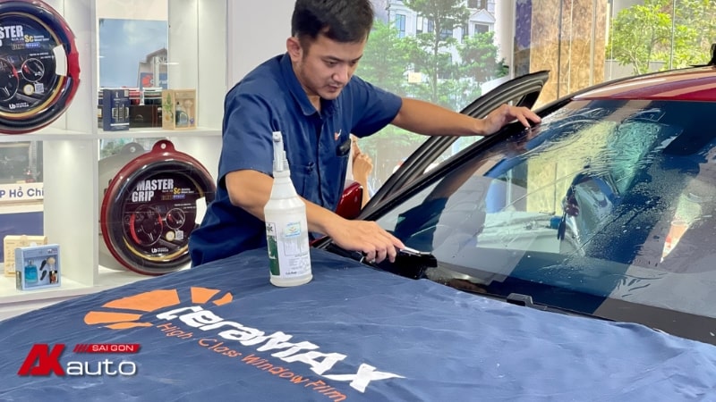 Phim cách nhiệt CeraMAX loại bỏ tia UV xuyên qua kính xe