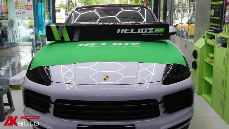 Khách hàng nên dán phim Helioz tại các đại lý chính hãng