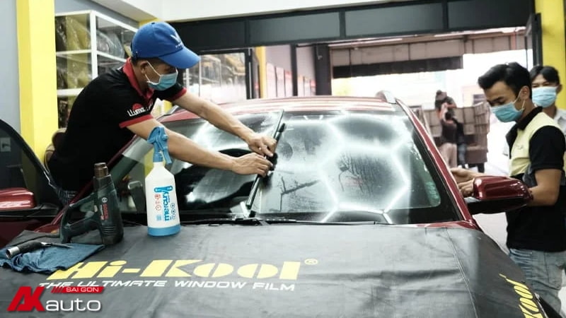 Thi công dán phim cách nhiệt dán Hi Kool ở các trung tâm chuyên nghiệp