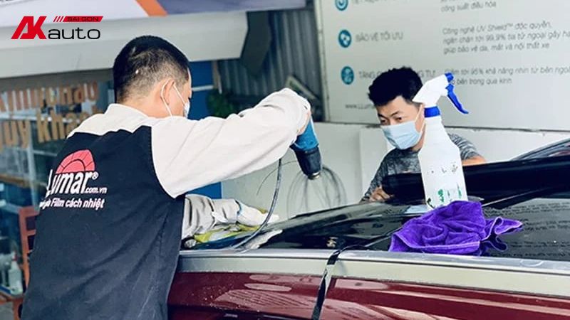 Dán phim tại đại lý phim cách nhiệt LLumar chính hãng