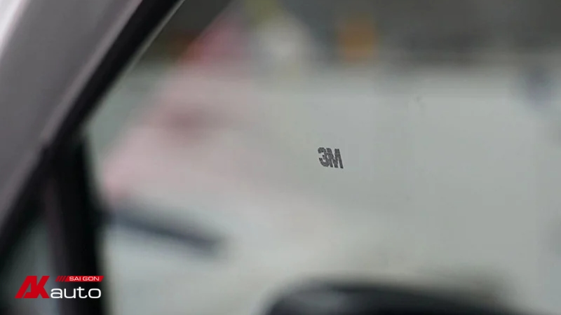 Logo 3M in chìm trên tấm phim chứng minh sản phẩm là hàng chính hãng