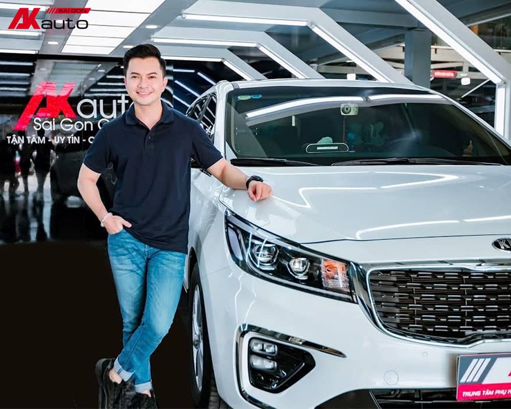 Khách hàng ca sĩ Nam Cường dán phim cách nhiệt ô tô tại Akauto