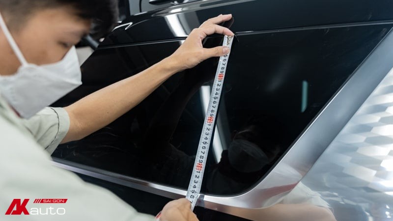 Đo cắt phim cách nhiệt theo kích thước kính