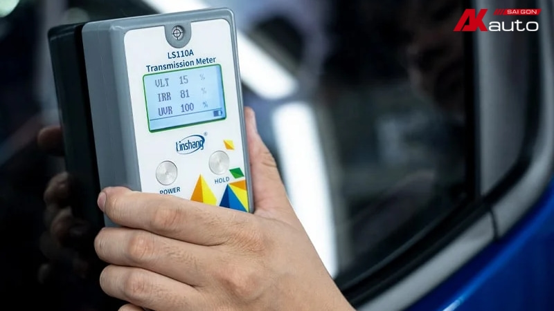 Khách hàng kiểm tra thông số kỹ thuật trước khi dán phim cách nhiệt Hàn Quốc