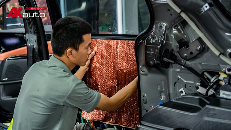 Dán vật liệu cách âm giúp giảm ồn cho xe