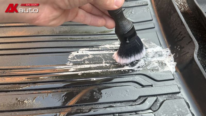 Cách vệ sinh thảm lót sàn Toyota Raize bền đẹp tại nhà