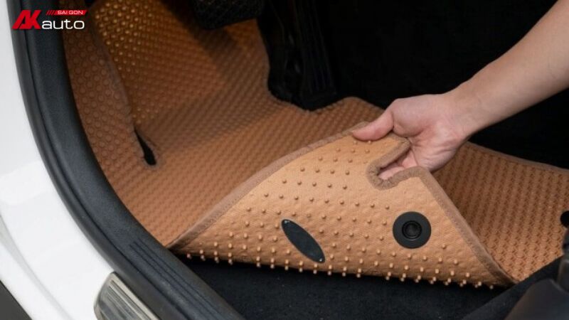 Điều chỉnh thảm theo đúng form sàn, canh đều các mép ghế cho chuẩn