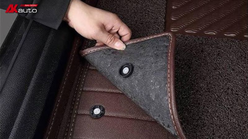 Cố định thảm bằng chốt khóa hoặc lớp bám chống trượt để tránh xô lệch