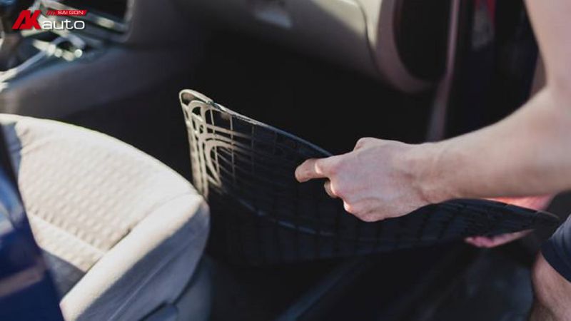 Sắp xếp và đặt thảm vào từng vị trí phù hợp trong khoang xe