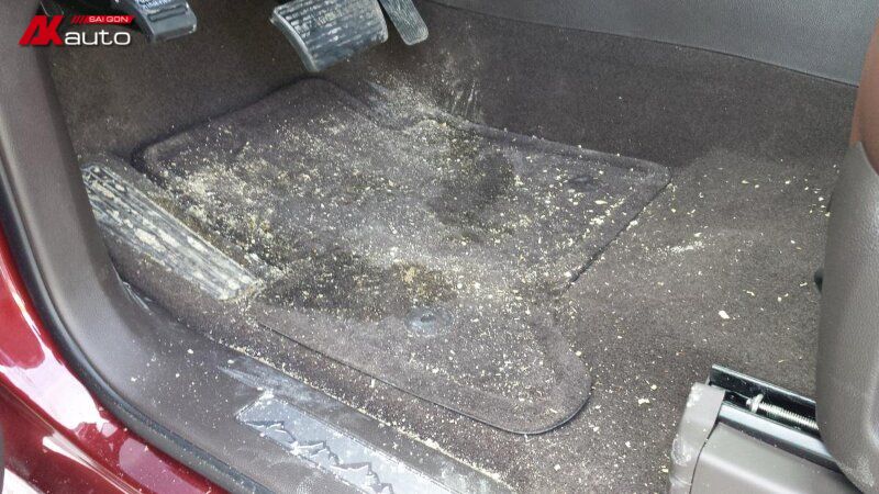 Các nguyên nhân phổ biến khiến thảm lót sàn ô tô phát sinh mùi hôi khó chịu