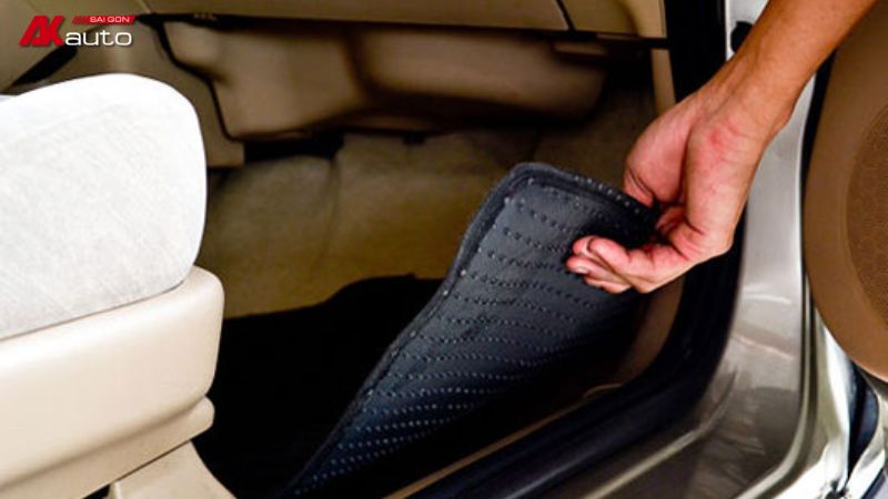 Những rủi ro tiềm ẩn từ mùi hôi thảm lót sàn ô tô