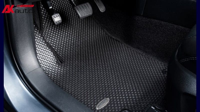 Thảm nhựa giúp sàn xe Creta hạn chế thấm nước, bụi bẩn