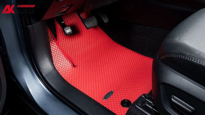 Thảm lót sàn màu đỏ tạo điểm nhấn cho xe Santafe