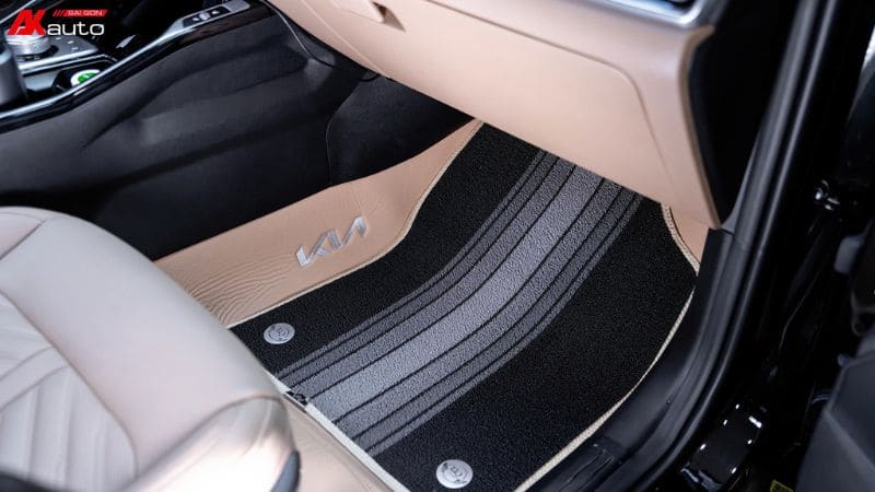 Lắp thảm lót sàn tăng tính thẩm mỹ cho khoang nội thất Sorento