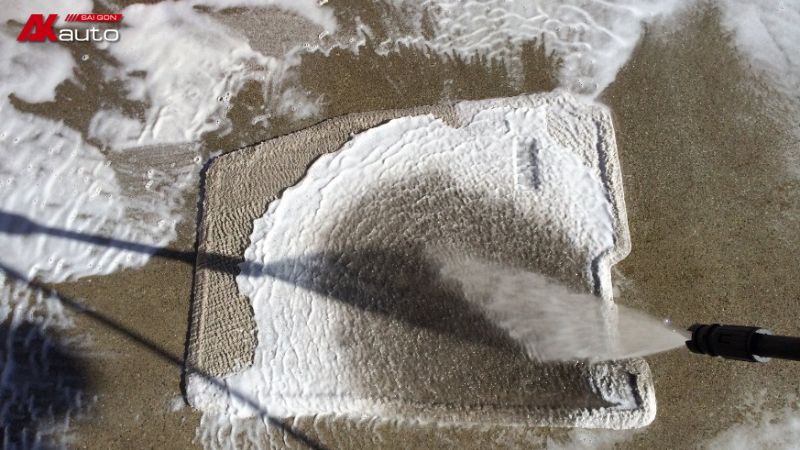 Vệ sinh thảm lót sàn ô tô bằng dung dịch chuyên dụng