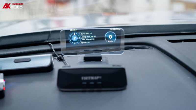 Màn hình HUD kính lái Limo Green giúp chủ xe dễ dàng theo dõi trạng thái vận hành của xe