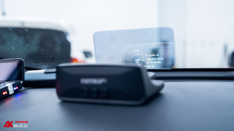 HUD kính lái Limo Green hiển thị các thông tin cần thiết khi xe đang di chuyển