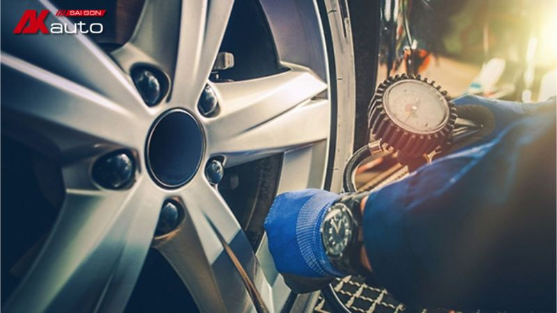 Đo và kiểm tra áp suất lốp bằng thiết bị chuyên dụng